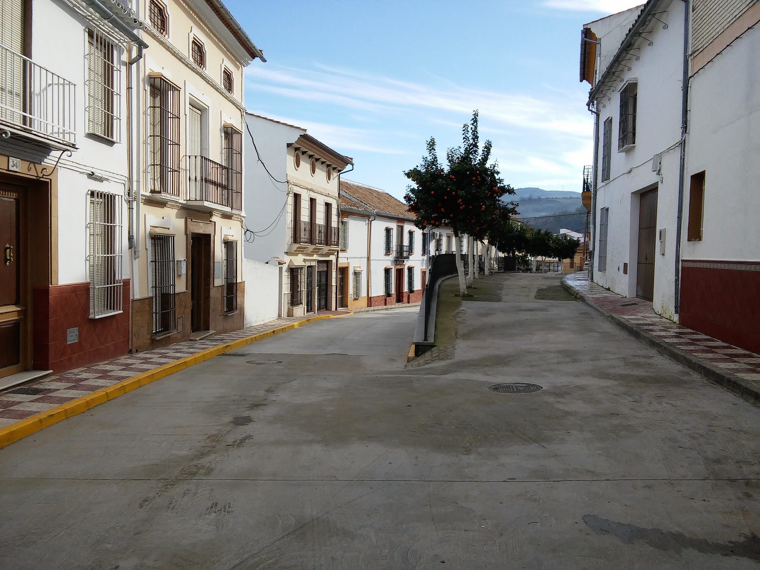 Calle del Río de Cuevas Bajas en el casco urbano de la localidad