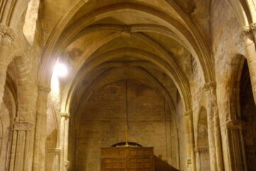 Semana Santa de Caspe 2027: historia, procesiones y tradiciones 1 Interior de la colegiata de Santa María la Mayor de Caspe, con sus bóvedas