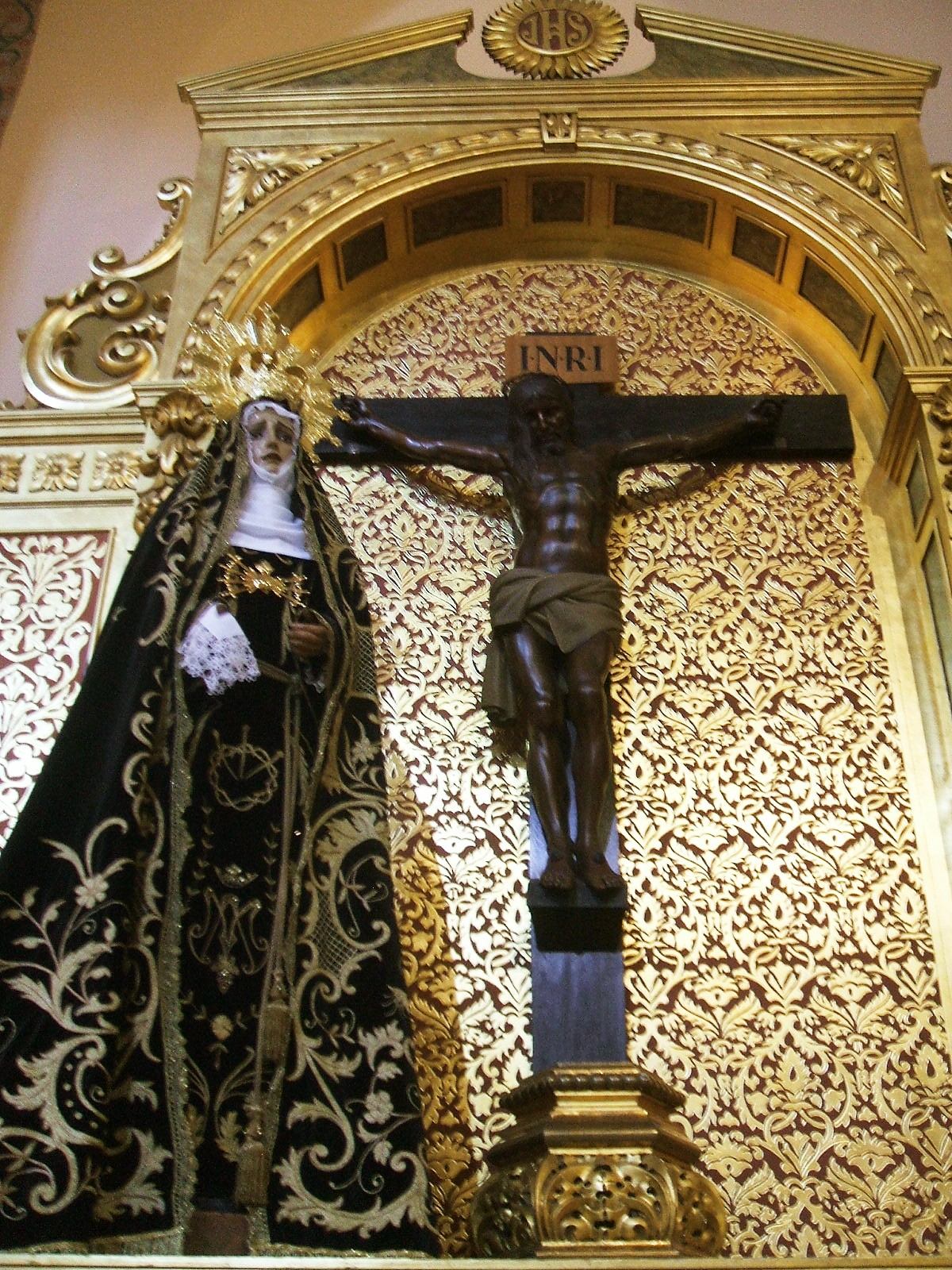 Semana Santa de Sariñena 2027: el Encuentro, la Rompida y su tradición 2 Imágenes de la Dolorosa y el Crucificado en la iglesia de San Salvador de Sariñena
