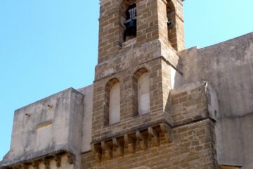 Torre y fachada de la iglesia de Nuestra Señora de la O, en Rota, Cádiz
