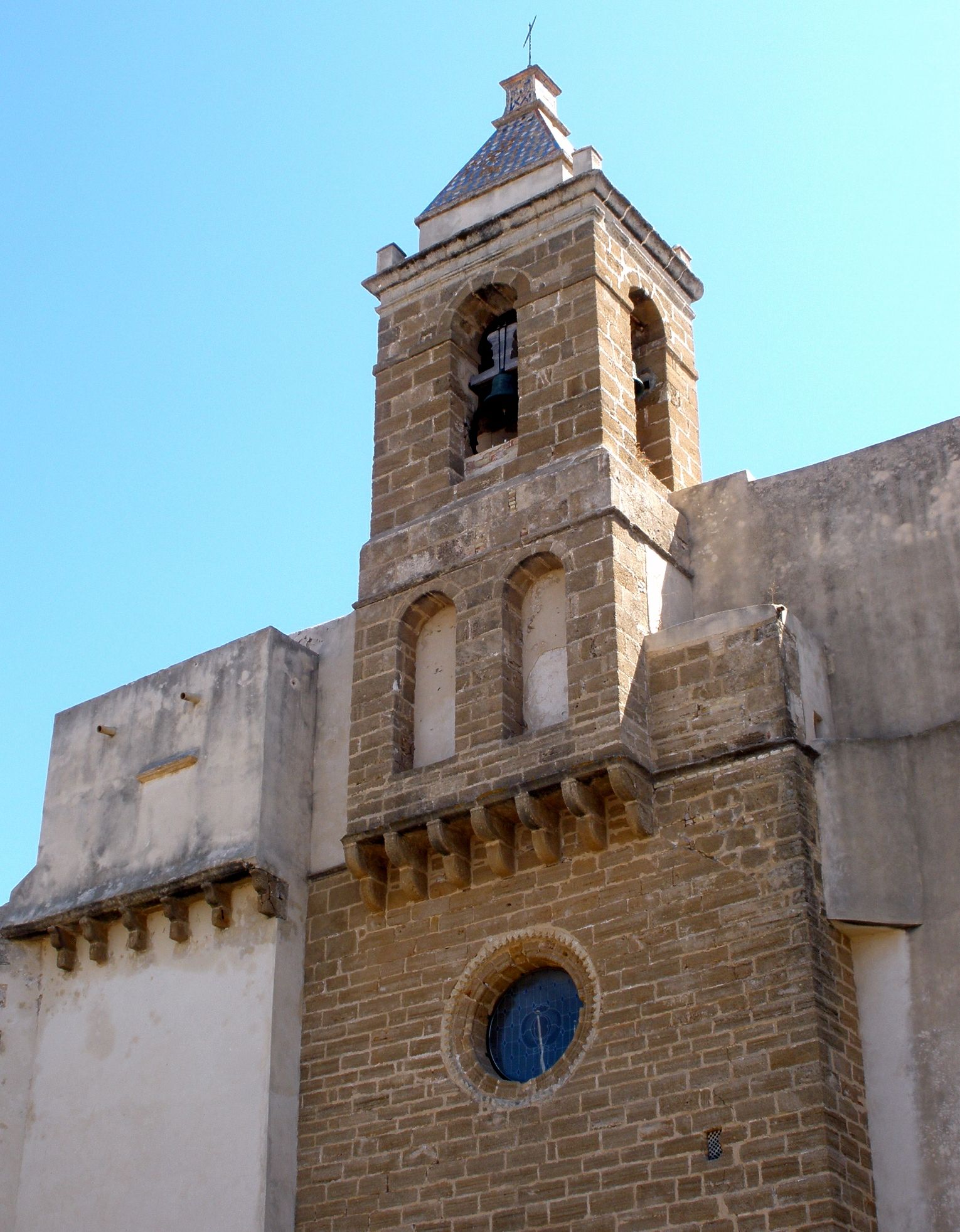 Torre y fachada de la iglesia de Nuestra Señora de la O, en Rota, Cádiz