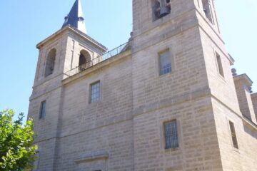 Fachada de la iglesia de San Bernabé en El Escorial, Madrid