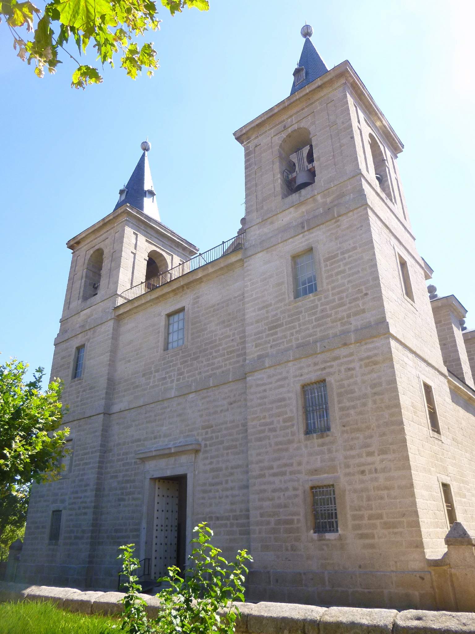 Fachada de la iglesia de San Bernabé en El Escorial, Madrid