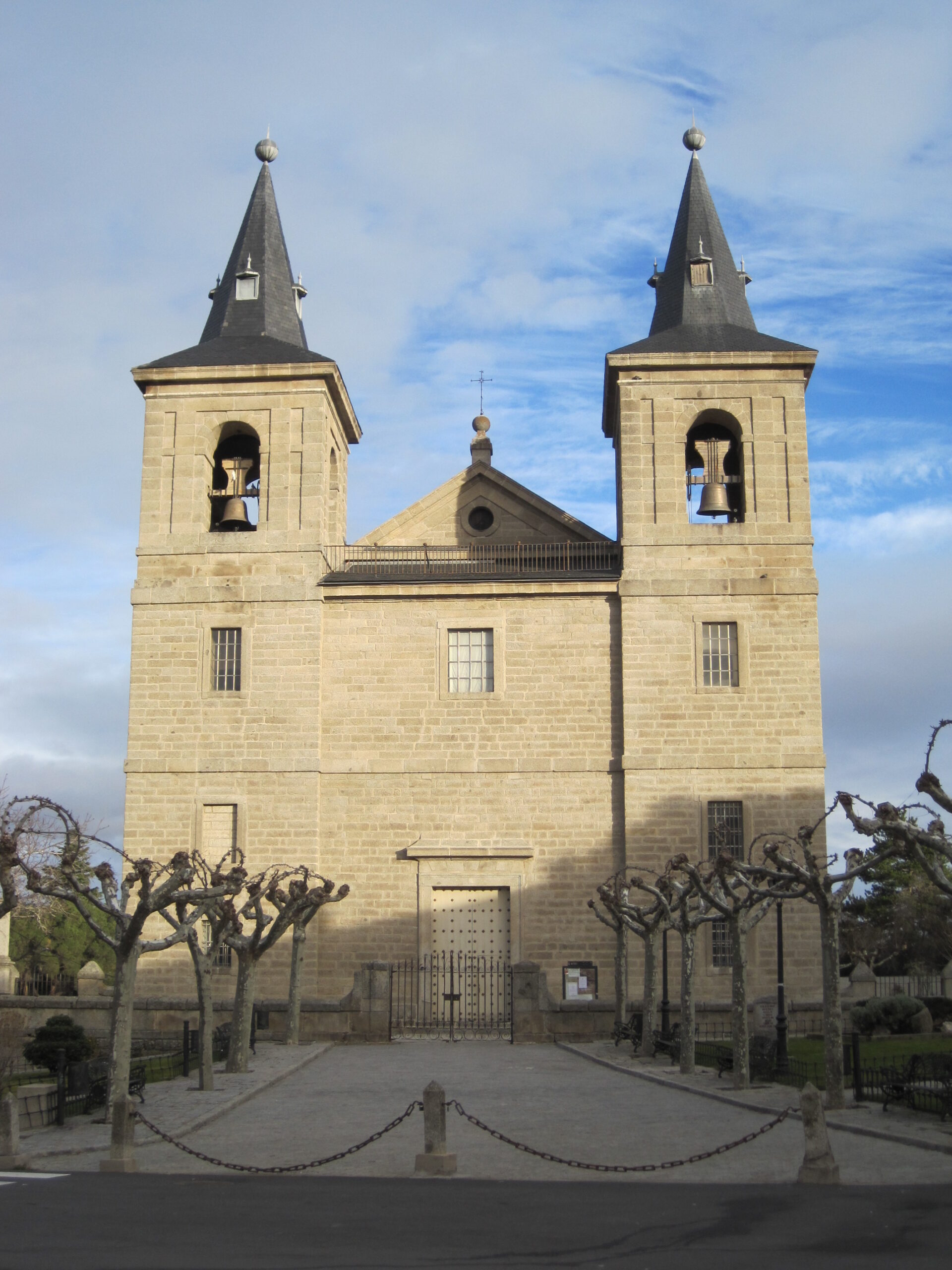 Semana Santa de El Escorial 2027: San Bernabé, Vera Cruz y procesiones 3 Vista interior de la iglesia de San Bernabé en la villa de El Escorial