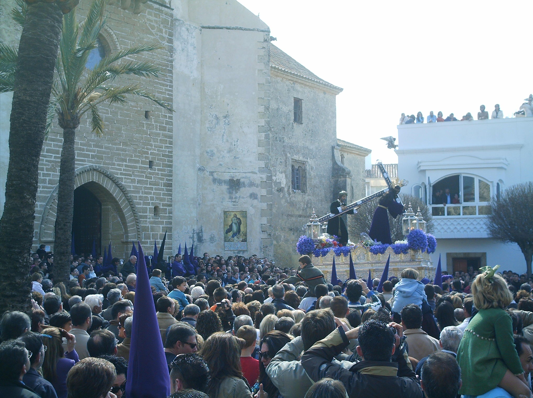 Semana Santa de Rota 2027: historia, hermandades y procesiones 2 Paso de Nuestro Padre Jesús Nazareno de Rota durante una procesión histórica ante la iglesia de Nuestra Señora de la O