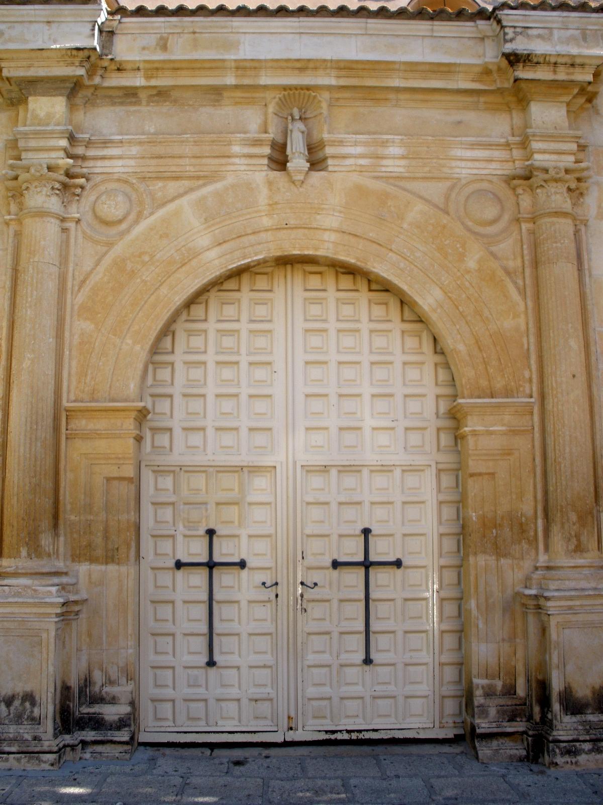 Portada de piedra de la iglesia de San Agustín del Guadalix