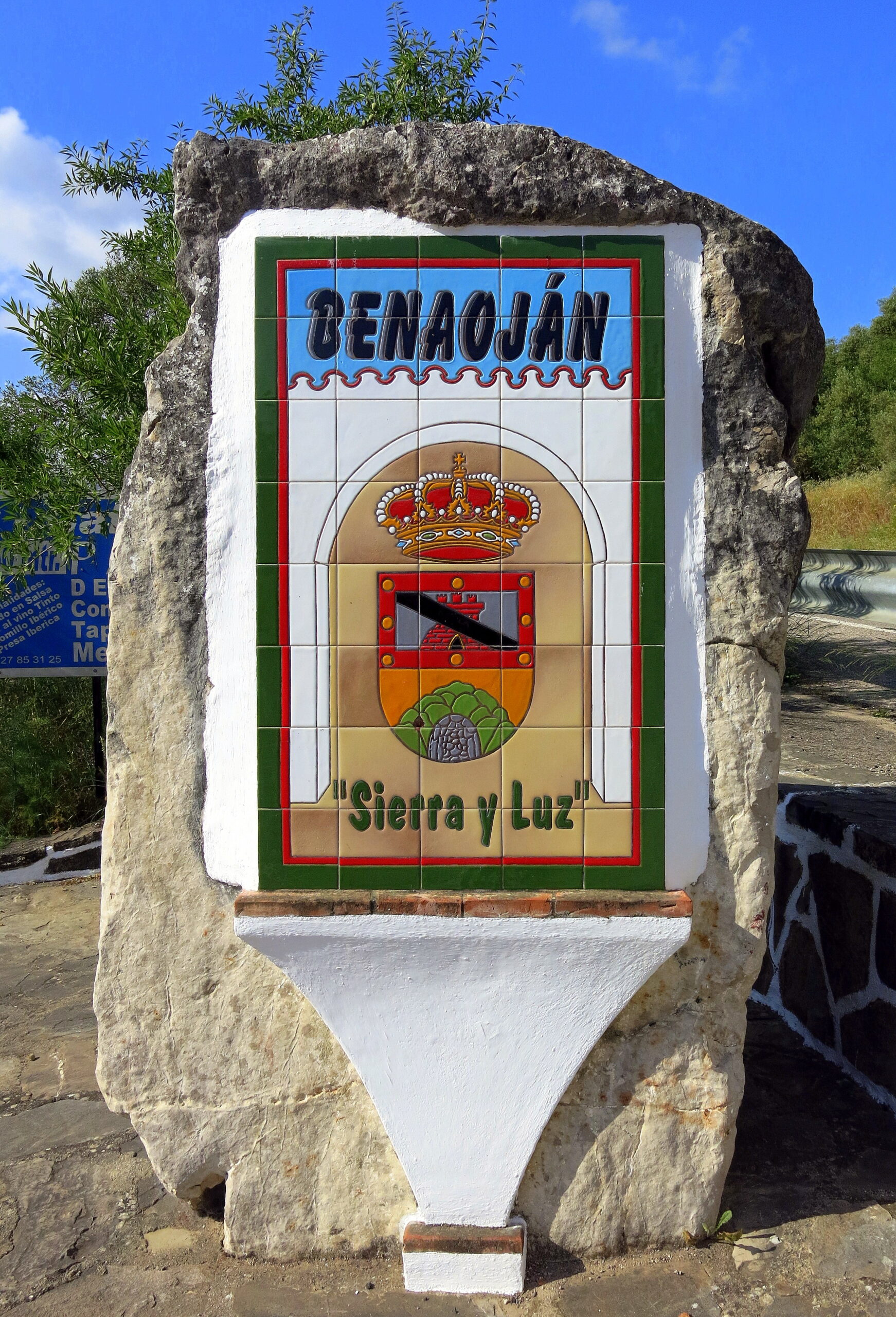 Rótulo cerámico con el nombre del pueblo de Benaoján, Málaga