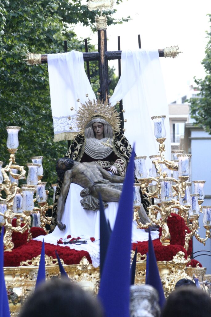 Paso del Cristo de la Misericordia y Nuestra Señora de la Piedad de la Hermandad del Baratillo, Semana Santa de Sevilla en 2006